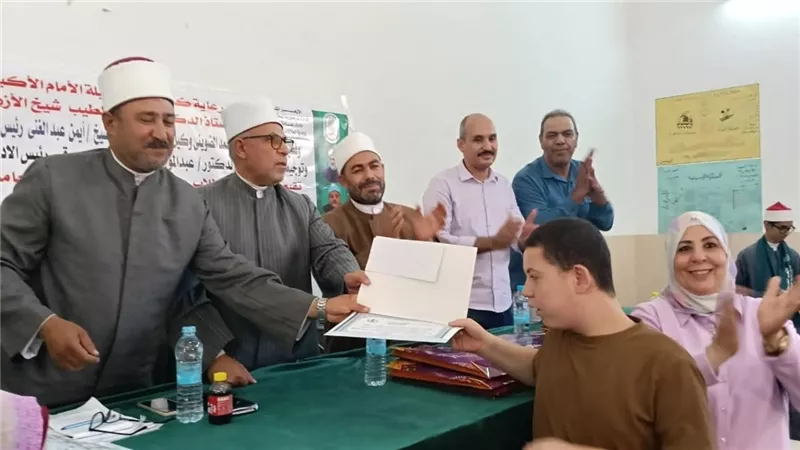 منطقة بني سويف الأزهرية تحتفل بذكرى المولد النبوى وتكرم أوائل الشهادات 