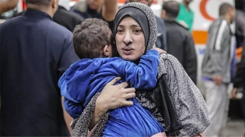 نداء الحياة: أم فلسطينية تحتفل بنجاة نجلها من مجزرة مخيم الشاطئ |فيديو