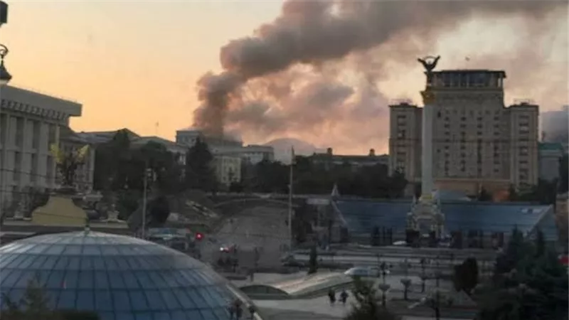 هجوم روسي واسع على كييف وضواحيها.. صافرات الإنذار تدوي ومطارات بولندا تتوقف