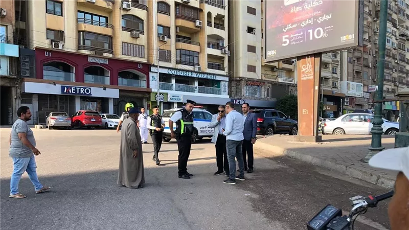 محافظ الدقهلية يتفقد شوارع حى غرب ويوجه بتكثيف الحملات المرورية