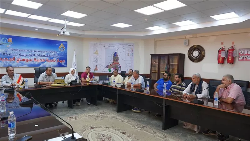رئيس جهاز مدينة سوهاج الجديدة يلتقي عدداً من أصحاب المصانع لمناقشة مطالبهم 