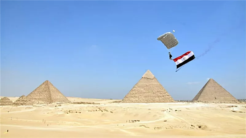 قفز حر مظلي بمنطقة الأهرامات ضمن تدريبات «النجم الساطع 2025»