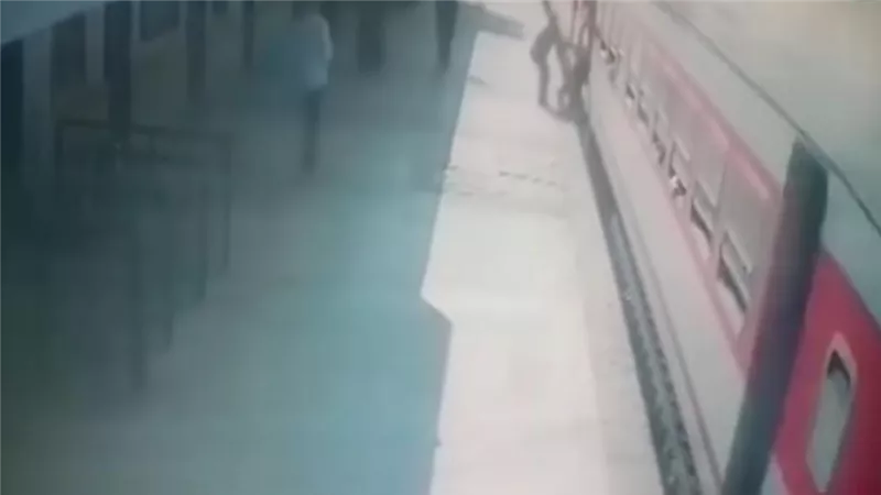 شهامة ناظر محطة طما تنقذ راكبًا من الموت أثناء استقلاله قطار الصعيد| فيديو