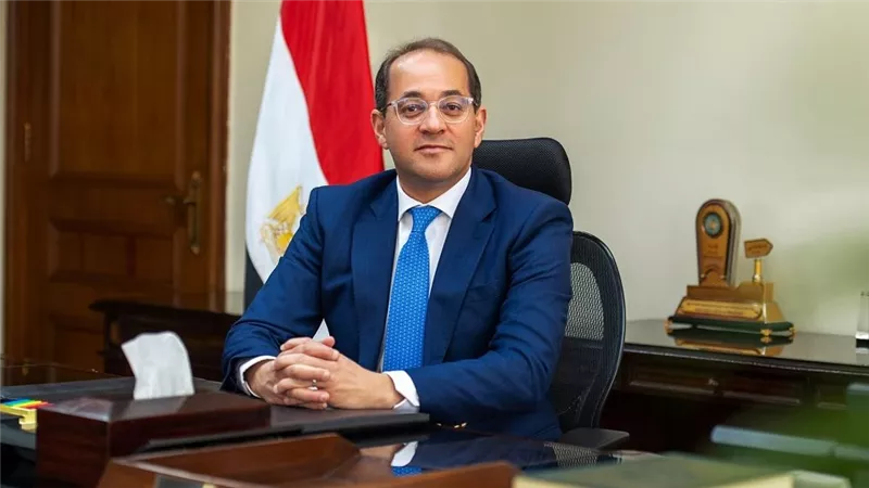 فنان وإعلامي شهير.. وزير المالية يفجر مفاجأة بشأن شقيقه الأكبر