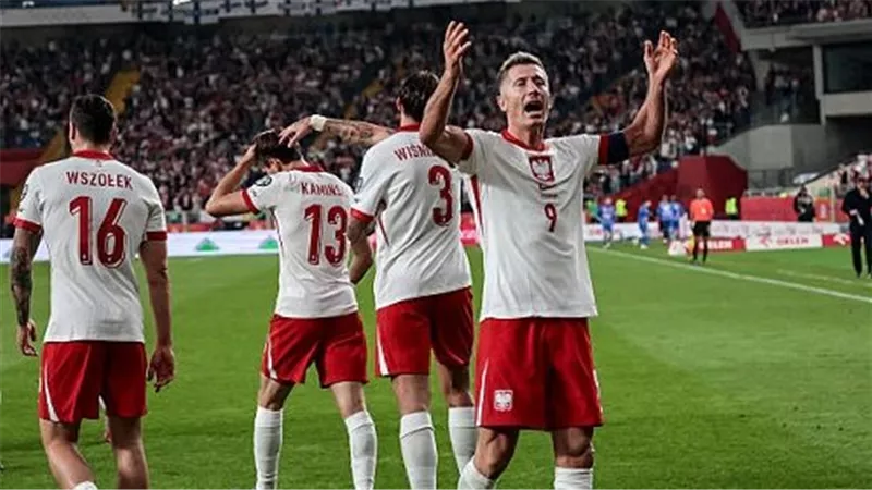 ليفاندوفسكي يقود بولندا لفوز مثير.. وهولندا تدهس ليتوانيا بشفرة ديباي