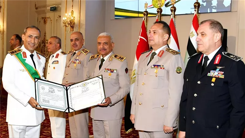 وزير الدفاع يكرم قادة القوات المسلحة الذين أوفوا العطاء بالقوات المسلحة