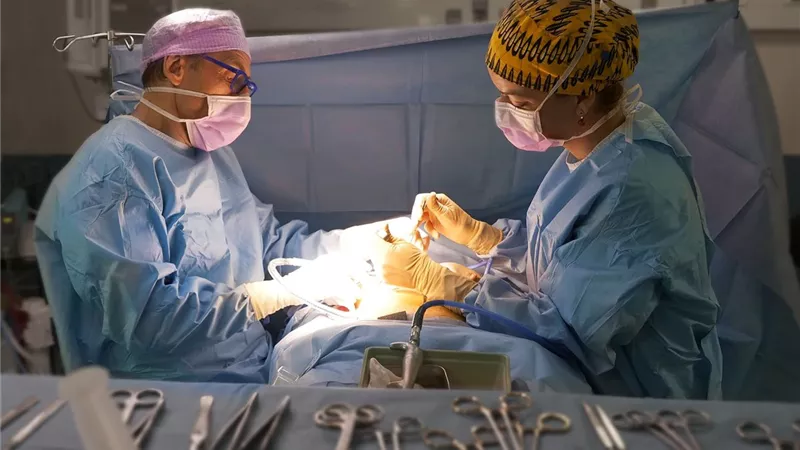 «جراحة التجميل»: إنقاذ مسن من ورم نادر بالوجه في عملية دقيقة بمستشفى أسيوط 