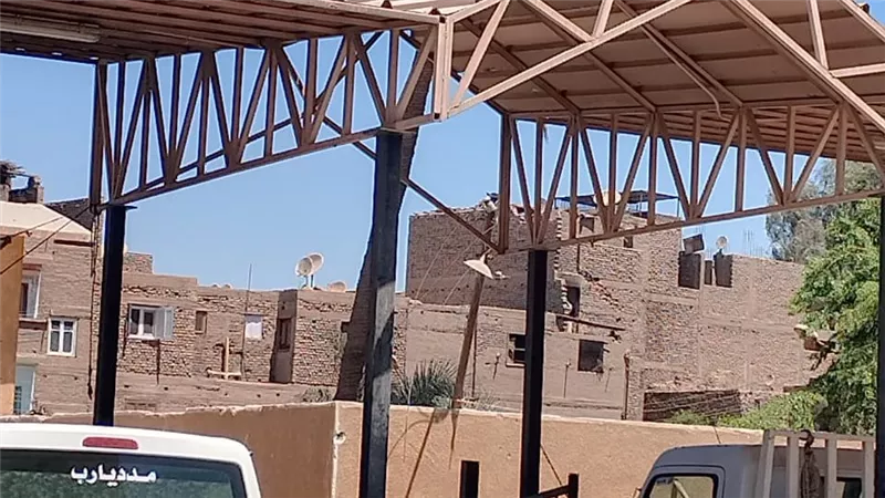 سقوط عمود كهرباء بمستشفي قفط التخصصى قبيل زيارة وزير الصحة بساعات