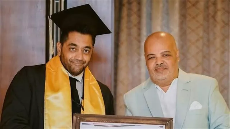 أحمد فلوكس بعد حصوله على الدكتوراه الفخرية من لندن: أهديها لشعب فلسطين |خاص 