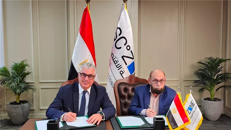 رئيس اقتصادية قناة السويس يوقع عقد مشروع إنترلووب جروب الباكستانية