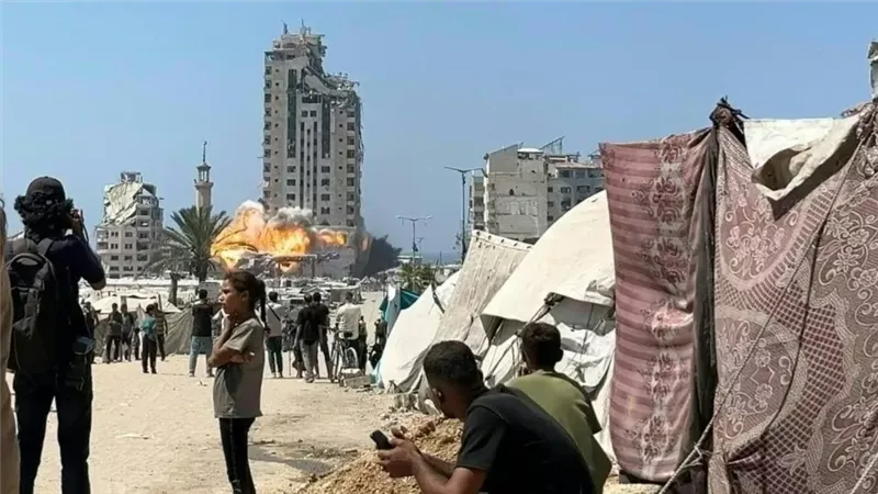 الجيش الإسرائيلي يدمر برج مجمع الرؤيا التجاري في غزة