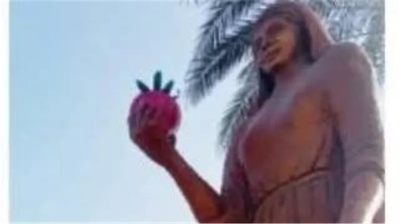“فراولة” اتسرقت.. تمثال الفلاحة يثير الجدل في القصاصين بالإسماعيلية