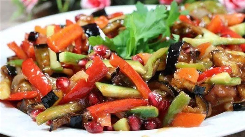 فطور صحي ..طريقة عمل أفوكادو على التوست مع البيض المقلي والسلطة العراقية