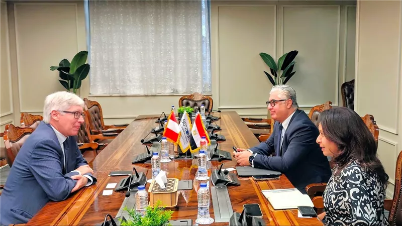 رئيس اقتصادية قناة السويس يستقبل سفير بيرو بالقاهرة لبحث التعاون المشترك