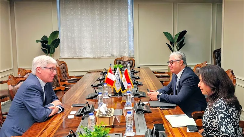 رئيس اقتصادية قناة السويس يبحث مع سفير بيرو تعزيز التعاون في الأمن الغذائي