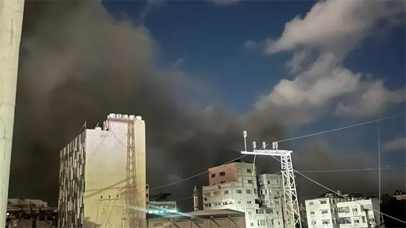 الاحتلال الإسرائيلي يستهدف برج السلام وسط مدينة غزة  