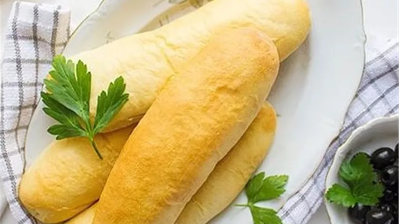 بمكونات سهلة وبسيطة .. أسهل طريقة لعمل العيش الفينو في البيت