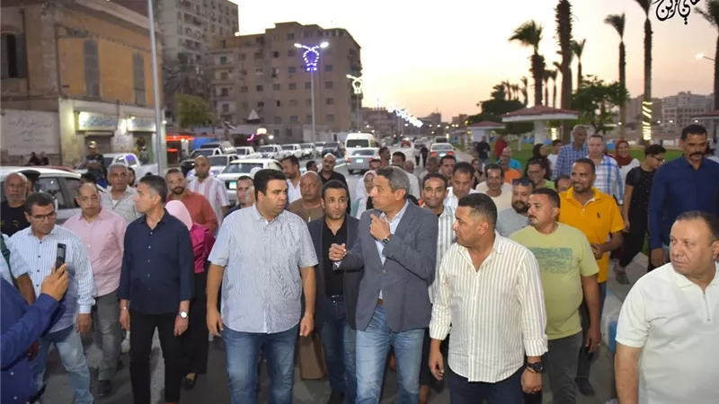 محافظ السويس يتفقد أعمال التطوير والرصف بشارع بورسعيد بحي السويس 