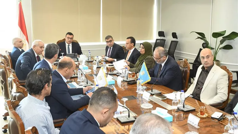 وزير الإسكان يُتابع معدلات تسويق وتسليم عدد من المشروعات والفرص الاستثمارية 