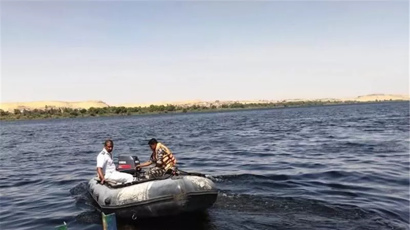 أثارت ذعـر المواطنين.. محافظ أسوان يتابع ظهور بقعة سولار بمجرى نهر النيل
