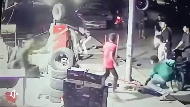 أمن السويس يفحص فيديو متداول يظهر فيه صبية يعتدون على عامل داخل محل كاوتش