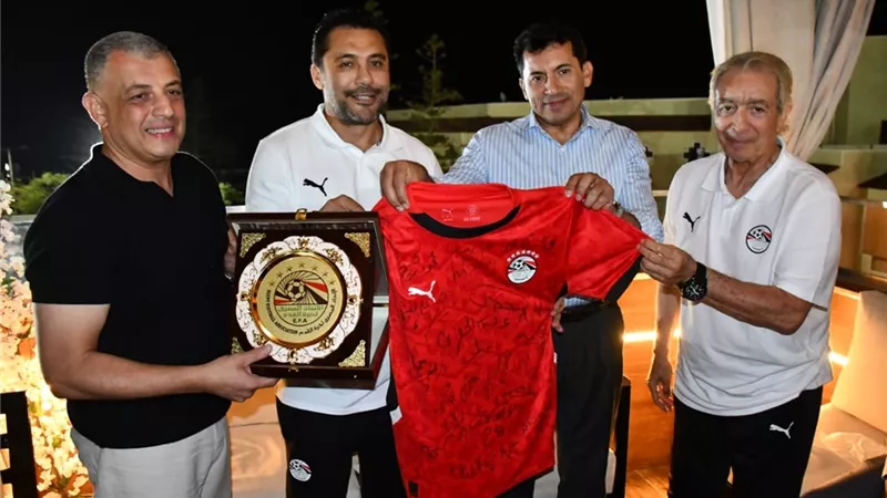 وزير الرياضة يدعم منتخب مصر في الإسماعيلية قبل كأس العرب