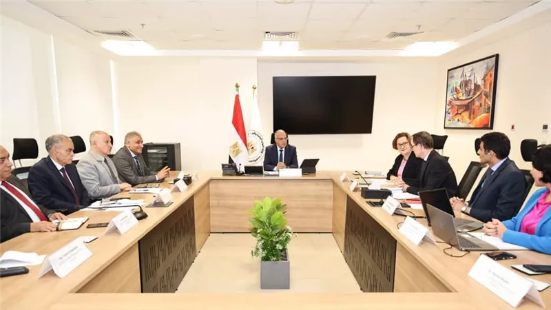 وزير الري يبحث مع الوكالة الفرنسية تحديث قناطر الدلتا 
