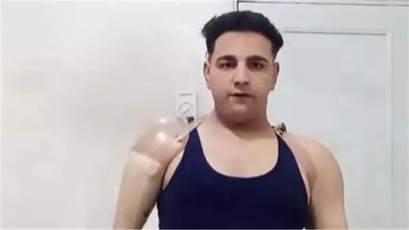 بذراع صناعي وعكاز.. عامل سيرك طنطا يرقص على مهرجان “أسند ضهرك”| فيديو 