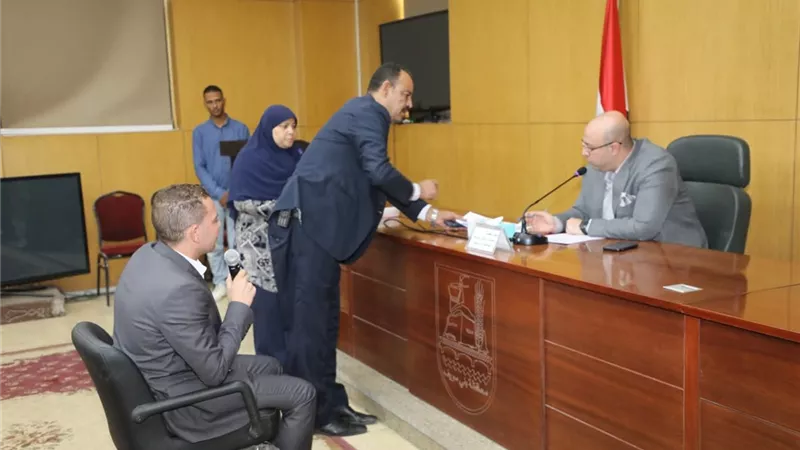محافظ بني سويف: صرف إعانات وتشكيل لجنة فنية لدراسة مطلب أهالي عزبة كيرولس
