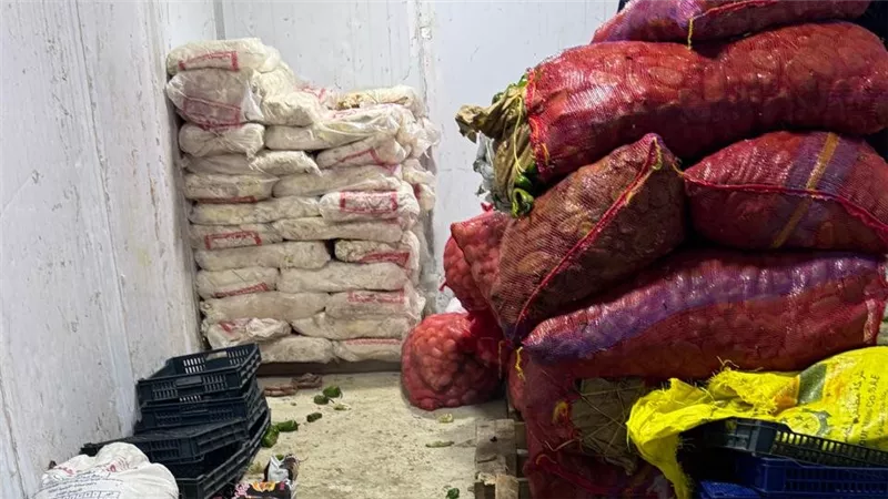ضبط 3 أطنان برجر وسجق فاسد داخل منشأة مخالفة بالهرم