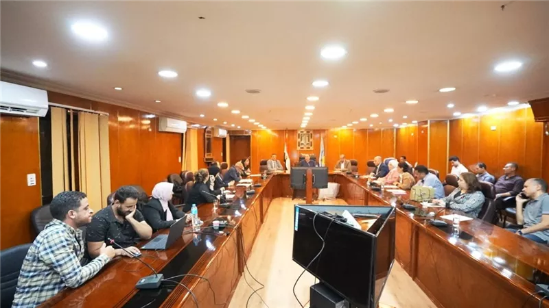 محافظ أسيوط يترأس اجتماع مجلس إدارة مركز معلومات شبكات المرافق والبنية التحتية