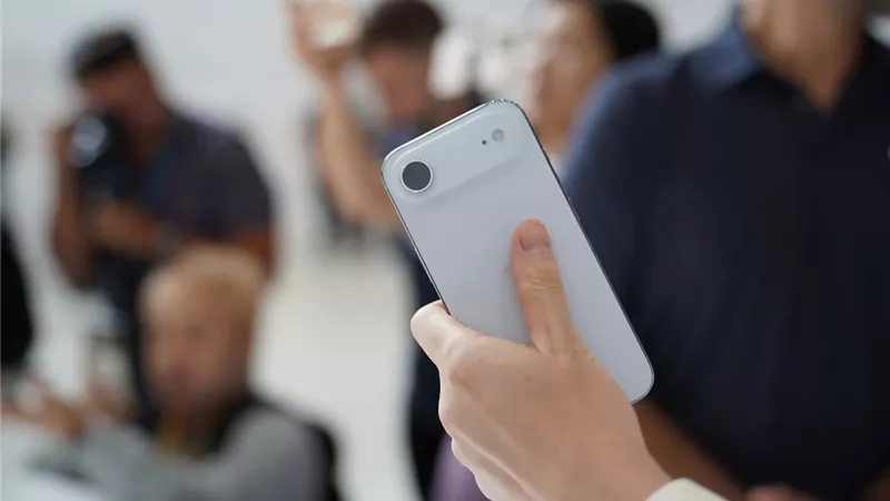 iPhone Air أنحف هاتف في العالم بكاميرا 48 ميغابكسل وتقنية Center Stage