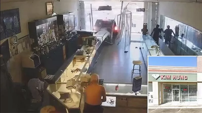 متجر مجوهرات يتعرض لهجوم عنيف بأمريكا يُصيب المالك بسكتة دماغية 