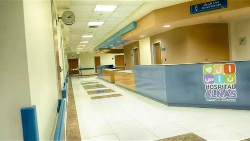 من الأقسام للمعامل.. إبراهيم عيسى ينبهر بإمكانات مستشفى الناس