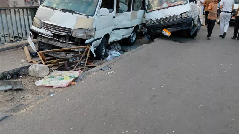 مصرع شخصين وإصابة 4 آخرين في حادث تصادم مروع بالوراق