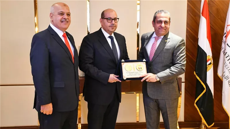 تكريم متبادل بين ياسر إدريس وخالد عباس فى إطار التعاون الأوليمبي المشترك