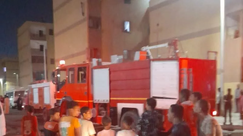 إصابة 3 أشخاص بينهم طفلان في حريق شقة بحي فيصل بالسويس