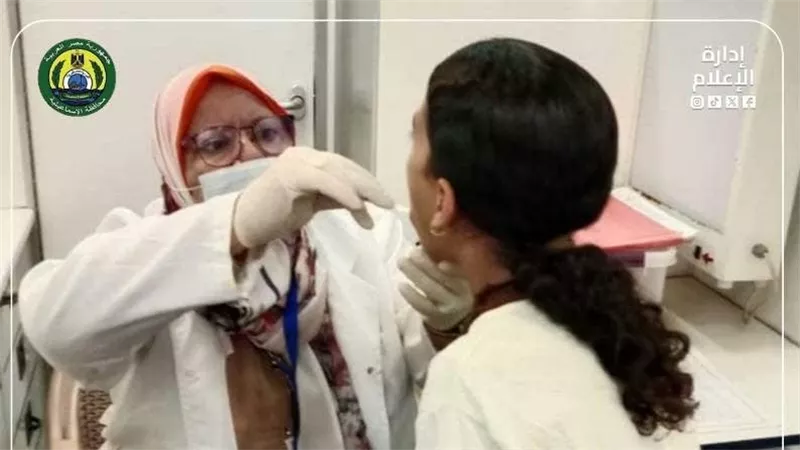 الكشف على 718 مريض خلال قافلة طبية مجانية بقرية أبوسلطان بالإسماعيلية 