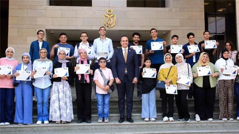 رئيس هيئة الرعاية الصحية يلتقي أوائل الثانوية العامة