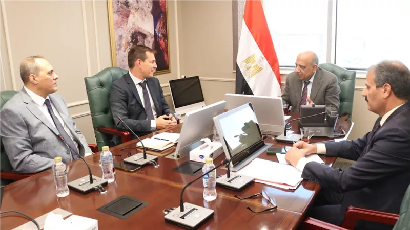 وزير الكهرباء يبحث مع شنايدر إليكتريك مستجدات مبادرة تحسين كفاءة الطاقة