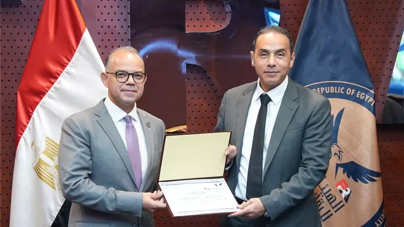 الرقابة المالية تودّع نائبها السابق وتحتفي برئيس البورصة الجديد إسلام عزام
