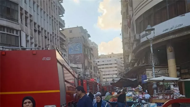 تسبب في انهياره.. اندلاع حريق بعقار مهجور بالإسكندرية وجهود مكثفة للسيطرة عليه