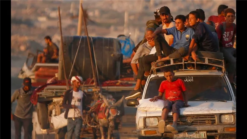 25 شهيدًا في غزة بغارات إسرائيلية.. والاحتلال يدفع للنزوح القسري