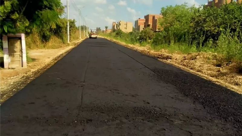 ضمن (حياة كريمة).. استكمال رصف طريق كفر شحاته بدمياط 