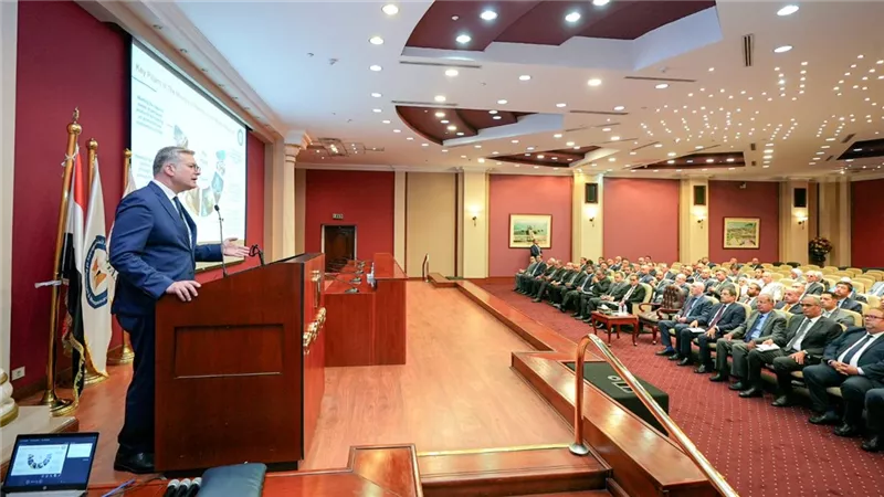 تعاونات استراتيجية بين وزارة البترول الشركات العالمية.. تفاصيل 