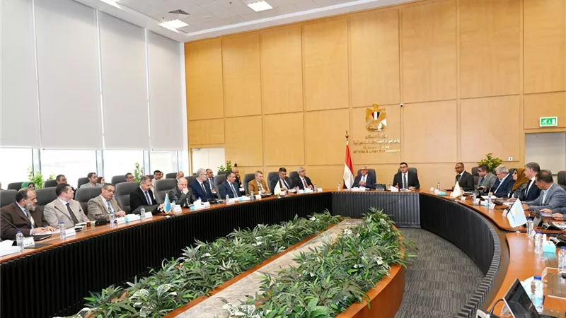 وزير الإسكان ورئيس الهيئة العربية للتصنيع يتابعان موقف تنفيذ مشروعات المبادرة 