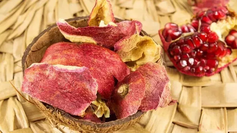 اكتشفي أسرار قشر الرمان في العناية بالبشرة والجسم 