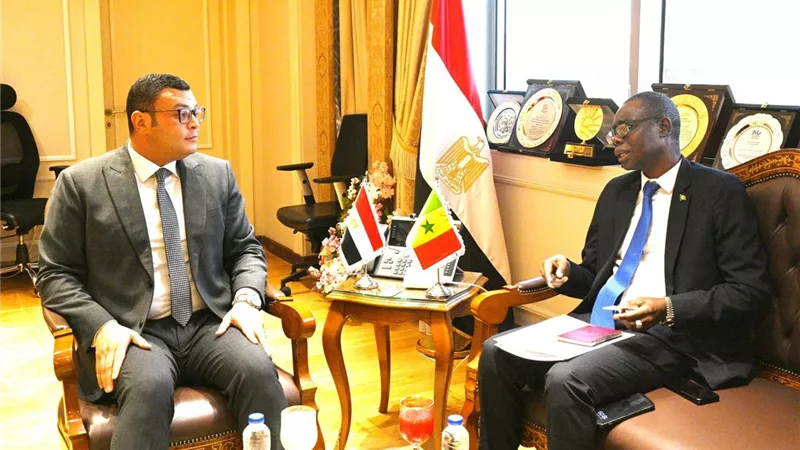وزير الإسكان يستقبل سفير جمهورية السنغال في القاهرة لبحث سُبل تعزيز التعاون 
