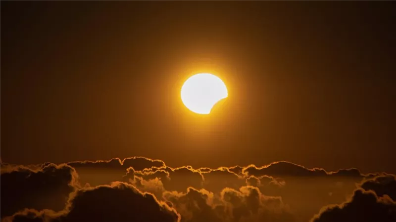موعد كسوف الشمس الجزئي 2025.. هل يمكن مشاهدته في مصر والدول العربية؟