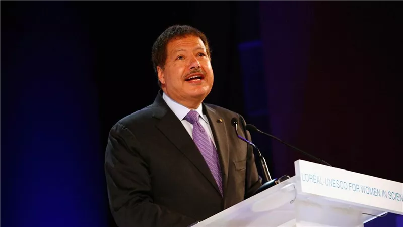 رحلة كفاح أحمد زويل من التحديات في أمريكا إلى التتويج بجائزة نوبل في الكيمياء